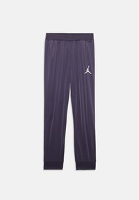 Lilla atletiske joggebukser med elastisk midjebånd, og med en hvit Jumpman-logo på underbeinet samt et glatt, lett stoff.