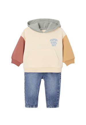 Cremefarbener Kapuzenpullover mit mehrfarbigen Ärmeln, "SUPER COOL BOY" Schriftzug auf der Brust, kombiniert mit blauen Jeans für Kleinkinder.