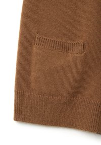 Braunes Strickpullovermaterial mit einem gerippten Saum und einer Tasche. Die Textur wirkt weich und leicht flauschig, was ein gemütliches Design unterstreicht.