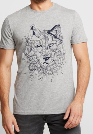 Camiseta gris de manga corta con un gráfico de lobo geométrico en azul oscuro, con formas y líneas angulares, impresa en un material de algodón suave.