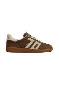 Sneaker in suede marrone con suola in gomma beige, caratterizzati da dettagli in finta pelliccia crema, un design a righe e chiusura con lacci, con lettering dorato.