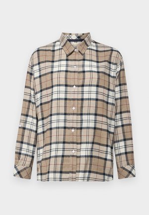 Beige, geruit overhemd met blauwe, rode en witte kruisende lijnen. Gemaakt van zacht materiaal met een knoopsluiting aan de voorkant en opgerolde mouwen.