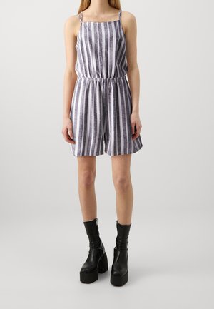 Pasekany kombinezon w odcieniach szarości i bieli, z elastycznym paskiem w talii, cienkimi ramiączkami i luźnym krojem. Zawiera szorty sięgające do kolan.