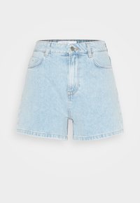 Ljust blå denimshorts med hög midja, femfickorsdesign och fransad nederkant. Tillverkade av bomull med en mjuk textur och traditionell sömnad.