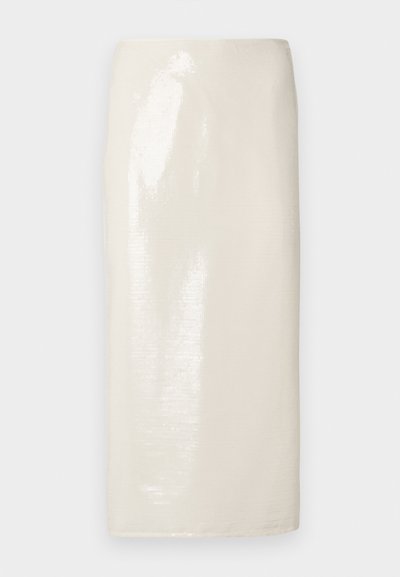 Sjajna kremasta suknja olovka s glatkom teksturom i uskim krojem, dizajnirana do koljena, bez vidljivih kopči.