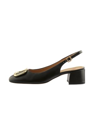 Sort læder slingback-sko med lav blokhæl og stor gulddetalje foran.
