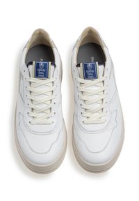 Sneaker bianche in pelle con dettagli testurizzati, punta rotonda, lacci bianchi e un'etichetta blu navy con il nome del marchio sulla linguetta.
