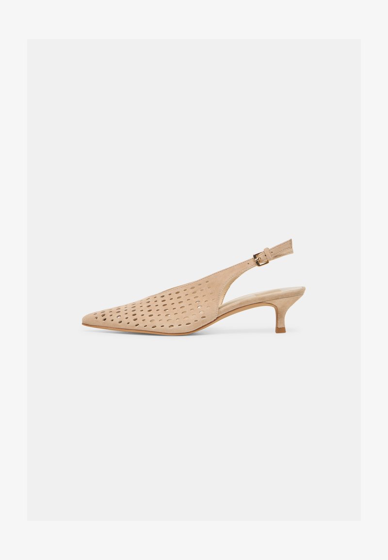 Μπεζ γόβα με μυτερή μύτη και λουράκι πίσω στη φτέρνα, διάτρητο επάνω μέρος, χαμηλό τακούνι στυλ kitten, και ρυθμιζόμενο χρυσό αγκράφα σε λευκό φόντο.