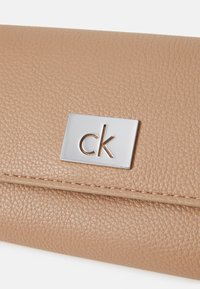 Calvin Klein PLAQUE LARGE TRIFOLD - Portefeuille - amphora