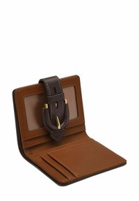 Portefeuille en cuir marron avec une sangle marron foncé et des ferrures dorées. Comprend une fente transparente pour carte d'identité et plusieurs emplacements pour cartes. Texture lisse avec coutures.