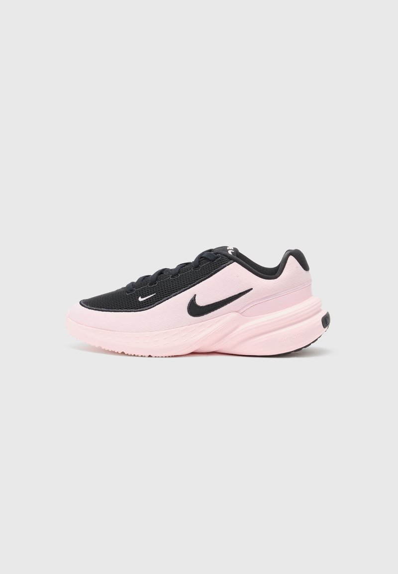Nike atletska cipela s prozračnim gornjim dijelom od crne mrežice, ružičastim sintetičkim detaljima, teksturiranom đonom i istaknutim crnim swoosh logom.