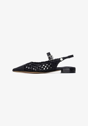 Zapatos slingback negros con punta puntiaguda, con diseño tejido y tacón bajo, transparente y en bloque. Incluyen una correa ajustable con hebilla.