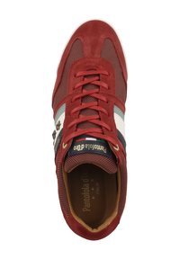Zapatillas de ante rojo y malla con rayas blancas y azules, logo dorado en la lengüeta, acentos en forma de estrella y plantilla marrón.