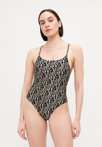 Maillot de bain noir avec un motif logo beige sur toute la surface, présentant des bretelles fines et une cuisse à coupe medium. Texture lisse, design ajusté.