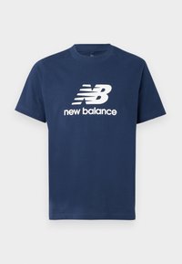 Námořnická modrá bavlněná tričko s kulatým výstřihem. Vyznačuje se výrazným bílým logem "NB" a textem "new balance" pod ním v bílém písmu.