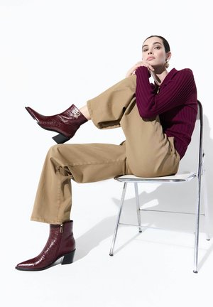 LOLA CASADEMUNT, Klasické členkové čižmy - burgundy