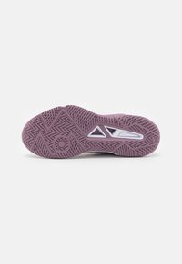 Suela de zapato en goma de color púrpura claro con un patrón texturizado que presenta diseños en zigzag y circulares, y un acento en forma de corte triangular.