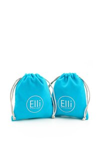 Kaks türkiissinist nööriga kotti, mis on valmistatud pehmest kangast. Igal kotil on valge ringikujuline logo, millel on sinise printimisega "Elli by Julie & Grace".