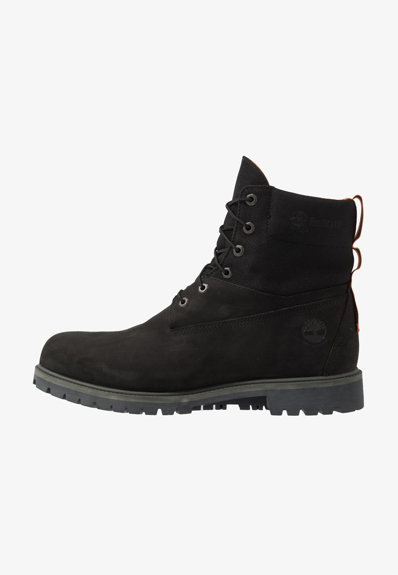 Botte noire à lacets montant à la cheville avec semelle robuste, col en tissu et logo Timberland sur le côté du talon.