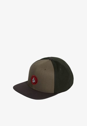 Casquette snapback bicolore marron et verte avec une visière plate marron foncé et un patch logo circulaire rouge sur le panneau avant.