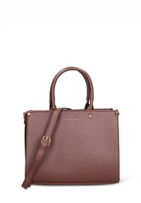 Bruine leren tas met textuur, korte handvatten en een afneembare schouderriem. Voorzien van een gouden logo en metalen accenten.