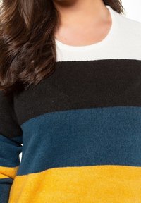 Pull avec rayures horizontales en noir, sarcelle, jaune moutarde et blanc. Texture en maille, col rond et épaisseur moyenne.