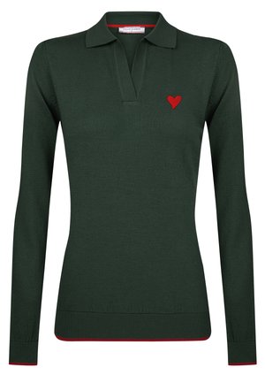 Donkergroen poloshirt met lange mouwen in een glad gebreide stof; heeft een rood hart-embleem op de linkerborst en contrasterende rode afwerking aan de onderrand.