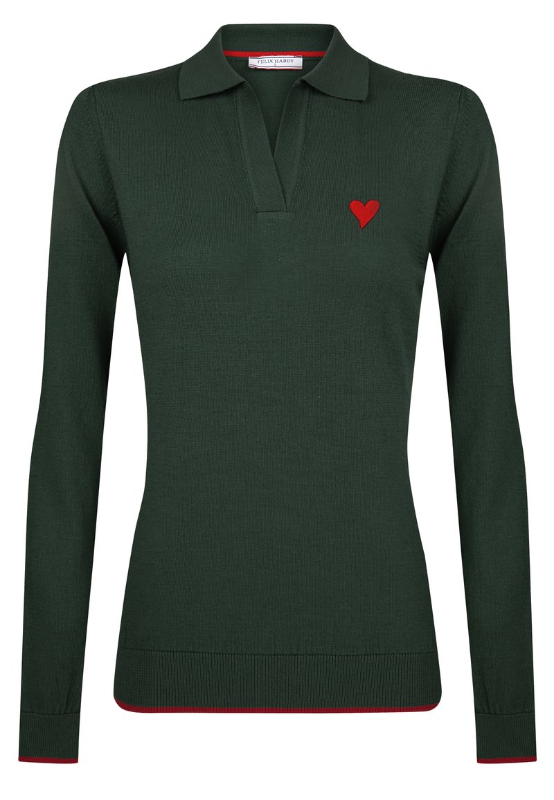 Dunkelgrünes Poloshirt mit langen Ärmeln aus einem glatten Strickstoff; verfügt über ein rotes Herzelement auf der linken Brust und kontrastierende rote Abschlüsse am Saum.