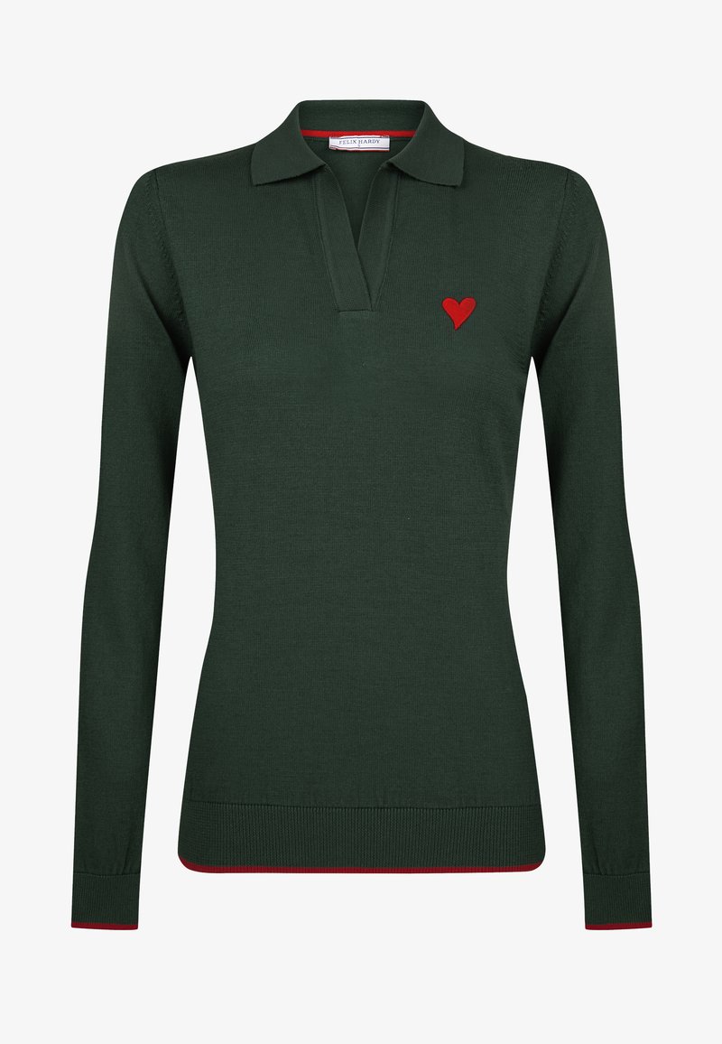 Dunkelgrünes Poloshirt mit langen Ärmeln aus einem glatten Strickstoff; verfügt über ein rotes Herzelement auf der linken Brust und kontrastierende rote Abschlüsse am Saum.