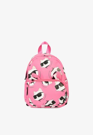 Roze stoffen rugzak met een herhalend patroon van cartoonkatten die zonnebrillen dragen, voorzien van een voorzak met rits en bijpassende banden.