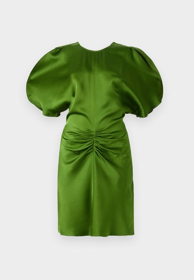 Robe en satin vert avec des manches bouffantes et un dos froncé, au toucher lisse et de coupe mi-genoux.