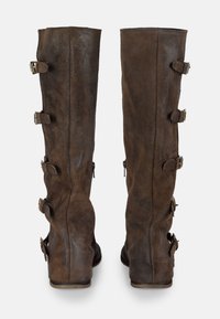 Hnědé semišové vysoké boty do kolen s mírně texturovaným povrchem, s několika páskovými detaily a přezkami na boku.