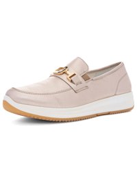 Světlé béžové kožené nazouvací boty s texturovaným povrchem, bílou tlustou podrážkou, gumovou podešví a zlatou ozdobnou sponou na vrchu.