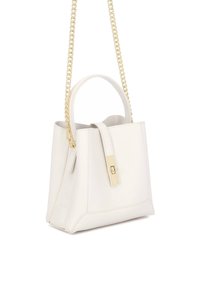Λευκή δερμάτινη τσάντα χειρός με δομημένο σχεδιασμό, επάνω λαβή και χρυσή αλυσίδα για λουρί. Διαθέτει κλείσιμο με επίπεδη πόρπη και ελάχιστες ραφές.