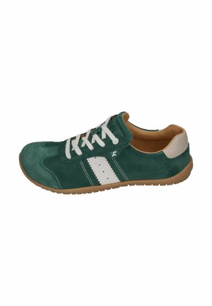 Grüner Sneaker aus Wildleder mit niedrigem Schaft, weißen Schnürsenkeln, weißen Seitenstreifen, beigefarbenem Innenfutter und einer Laufsohle aus Kautschuk.