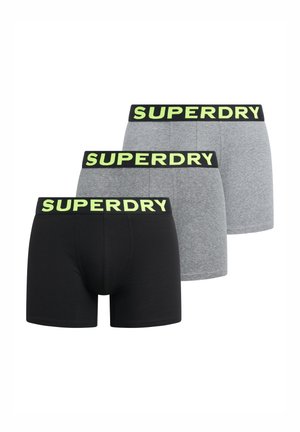 Sorte, grå og stribede boxershorts med sorte elastiske taljebånd, der har "SUPERDRY" i klar gul tekst. Stretch bomuldsmateriale.