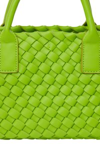 Groene leren handtas met een geweven textuur, vlakke hengsels en verstevigde stiksels. Compact ontwerp met soepele accenten.