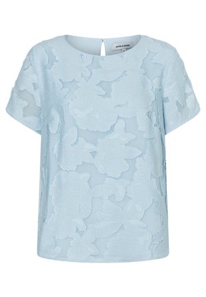 Hellblaue Bluse mit kurzen Ärmeln, großen, strukturierten Blumenmustern und kleinem Knopfverschluss mit Schlitz am hinteren Halsausschnitt.