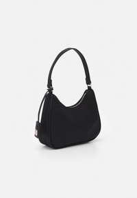 Borsa a spalla nera in tessuto con design curvo, texture liscia, chiusura con zip e tracolla corta. Presenta un piccolo tassello in metallo.