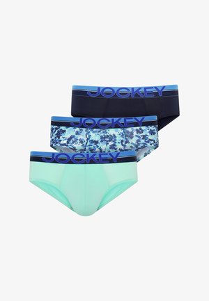 Drei Herren-Slips in Schwarz, blauem Blumenmuster und hellteal, jeweils mit einem blauen Bund, der mit dem Schriftzug "Jockey" in dunkelblauen Buchstaben versehen ist.