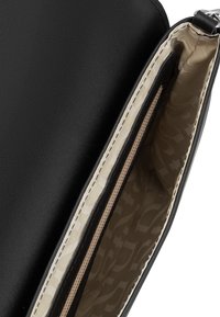 Portafoglio in pelle sintetica nera con un interno beige a motivo e due scomparti. Presenta cuciture precise e una chiusura a zip.