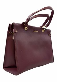 Borsa in pelle bordeaux con doppi manici, dettagli in metallo dorato e una texture liscia. Presenta una placca con logo e una forma strutturata.