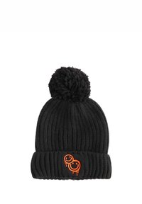 Schwarze Strickmütze mit geripptem Design, verziert mit einem flauschigen Pompon oben und zwei orangefarbenen Smiley-Gesichtern mit tropfenden Akzenten.