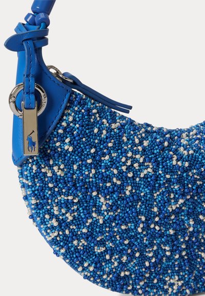 Τσαντάκι σε σχήμα ημισελήνου με μπλε χάντρες, δερμάτινες λεπτομέρειες και ασημένιο φερμουάρ με το λογότυπο ενός αλόγου και αναβάτη.