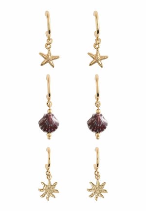 Drei Paar goldene Creolen mit hängenden Anhängern: Seestern, lila Muschel und Sonnensymbol, vertikal auf weißem Hintergrund angeordnet.