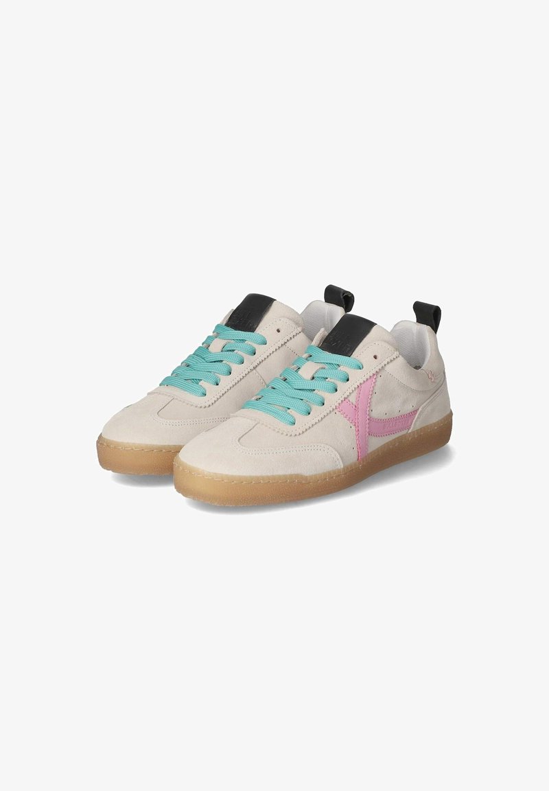 Sneaker basse beige con lacci azzurri chiari, dettagli laterali rosa, linguette nere sul tallone e suole in gomma.