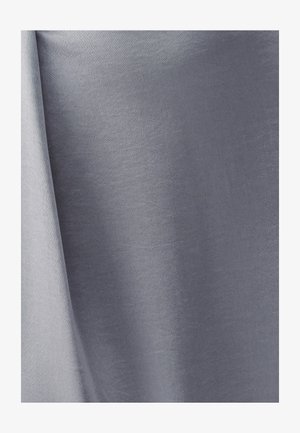 Pilka medžiaga, turinti lygų, šiek tiek blizgantį paviršių, elegantiškai drapiruojasi. Medžiaga atrodo minkšta ir lengva, su subtiliu blizgesiu.