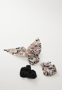 Tri od pribora za kosu: jedan crni tkaninski gumica za kosu, te dva scrunchie sa uzorkom (smeđa, crna i bijela) s maramom u bandana stilu.