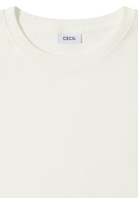 Biały ribbowany T-shirt z okrągłym dekoltem i metką z napisem "CECIL". Materiał ma miękką, teksturowaną powierzchnię z delikatnymi pionowymi liniami.