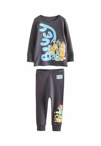 To-delt børnepyjamas sæt; mørkegrå med tegneseriehund karakterer. Langærmet top med blå "Bluey" tekst, elastisk talje bukser med grafik.